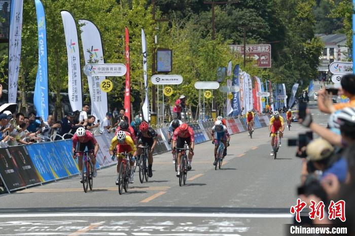 第十一届环鄱阳湖国际自行车大赛鸣枪开赛