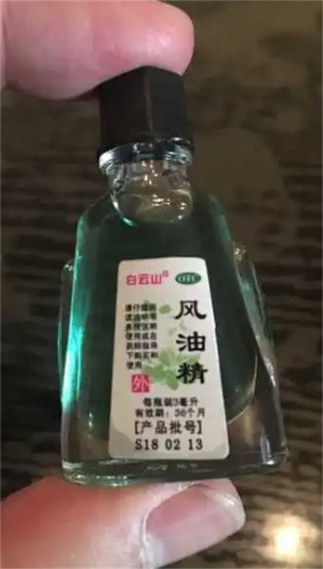 风油精可以涂在痘痘上吗