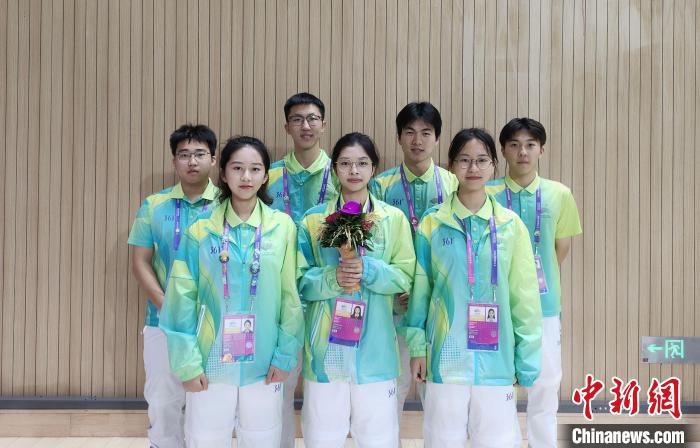 （杭州亚运会）国羽男团队员感谢志愿者：冠军花束赠“青荷”