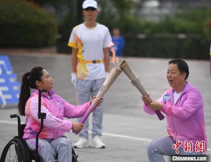 杭州亚残运会火炬传递启动